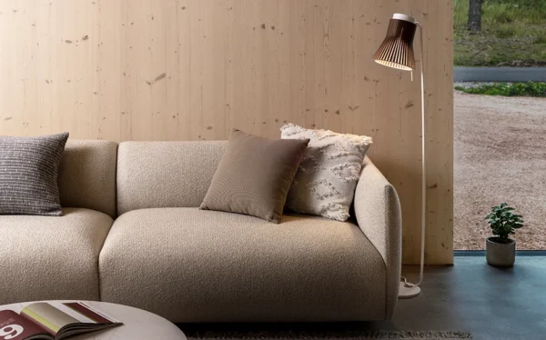 Golvlampa från Secto Design bredvid soffa