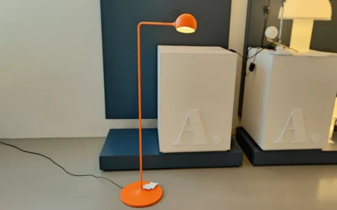 Golvlampa Ixa F1 Rosso Artemide